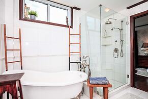 Sunset Waterfront Resort by DKRA