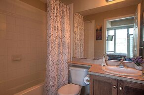 Sunset Waterfront Resort by DKRA