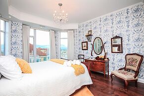 Sunset Waterfront Resort by DKRA