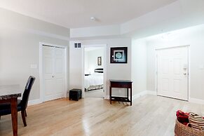 Sunset Waterfront Resort by DKRA