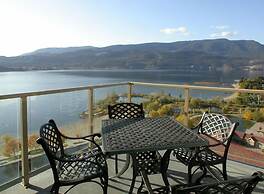 Sunset Waterfront Resort by DKRA