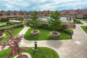 Sunset Waterfront Resort by DKRA