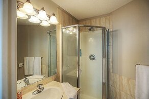 Sunset Waterfront Resort by DKRA