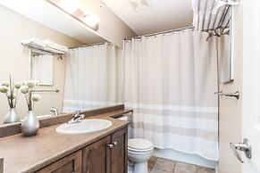 Sunset Waterfront Resort by DKRA