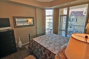 Sunset Waterfront Resort by DKRA