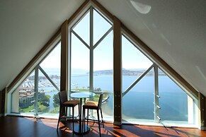 Sunset Waterfront Resort by DKRA