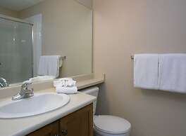 Sunset Waterfront Resort by DKRA