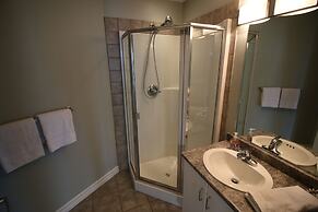 Sunset Waterfront Resort by DKRA