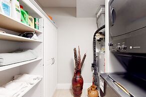 Sunset Waterfront Resort by DKRA