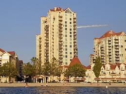 Sunset Waterfront Resort by DKRA