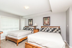 Sunset Waterfront Resort by DKRA