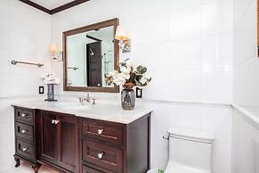 Sunset Waterfront Resort by DKRA