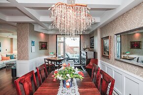 Sunset Waterfront Resort by DKRA