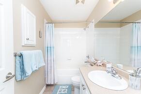 Sunset Waterfront Resort by DKRA