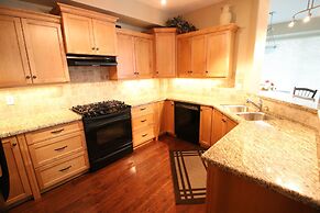 Sunset Waterfront Resort by DKRA