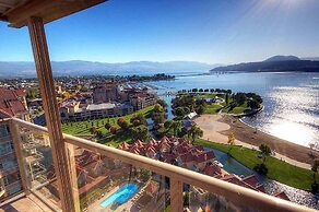 Sunset Waterfront Resort by DKRA