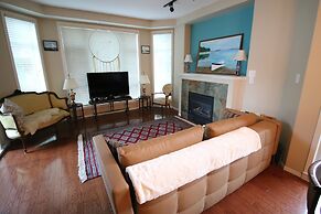 Sunset Waterfront Resort by DKRA