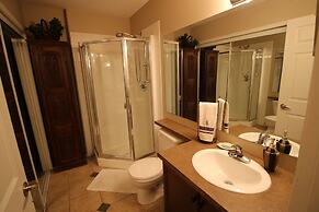 Sunset Waterfront Resort by DKRA