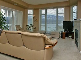 Sunset Waterfront Resort by DKRA