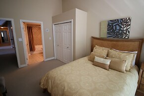 Sunset Waterfront Resort by DKRA