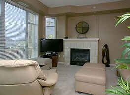 Sunset Waterfront Resort by DKRA