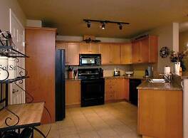 Sunset Waterfront Resort by DKRA