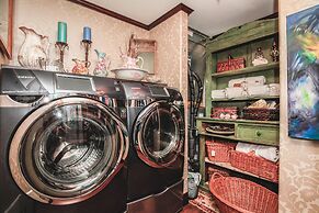 Sunset Waterfront Resort by DKRA