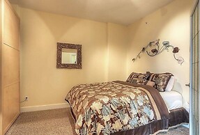 Sunset Waterfront Resort by DKRA