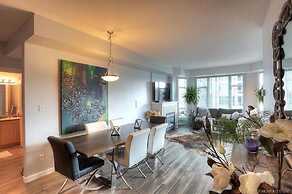 Sunset Waterfront Resort by DKRA