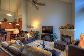 Sunset Waterfront Resort by DKRA