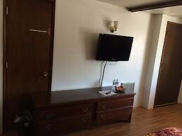 Townhouse Inn & Suites