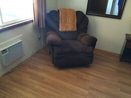 Townhouse Inn & Suites