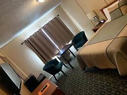 Townhouse Inn & Suites