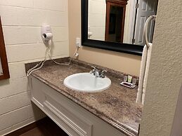 Townhouse Inn & Suites