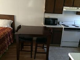 Townhouse Inn & Suites