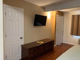 Townhouse Inn & Suites