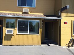 Townhouse Inn & Suites