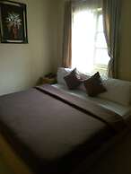 De Lawrence Court & Suites