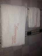 De Lawrence Court & Suites