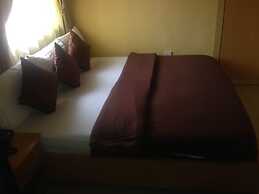 De Lawrence Court & Suites
