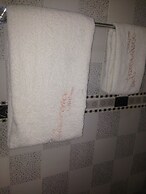 De Lawrence Court & Suites