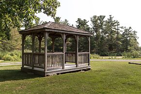 Capt.'s Inn & Suites