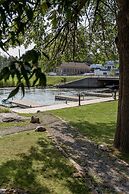 Capt.'s Inn & Suites