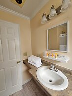 Capt.'s Inn & Suites