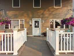 Capt.'s Inn & Suites