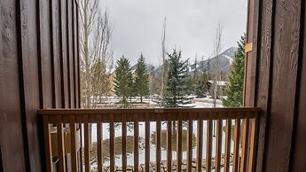 Timberline Lodges by Fernie Lodging Co