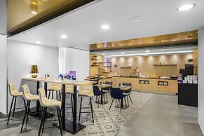 12 Revay Hotel