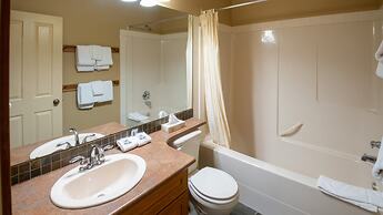 Snow Creek Lodge by Fernie Lodging Co