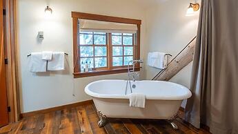 Snow Creek Cabins by Fernie Lodging Co.