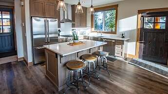 Snow Creek Cabins by Fernie Lodging Co.